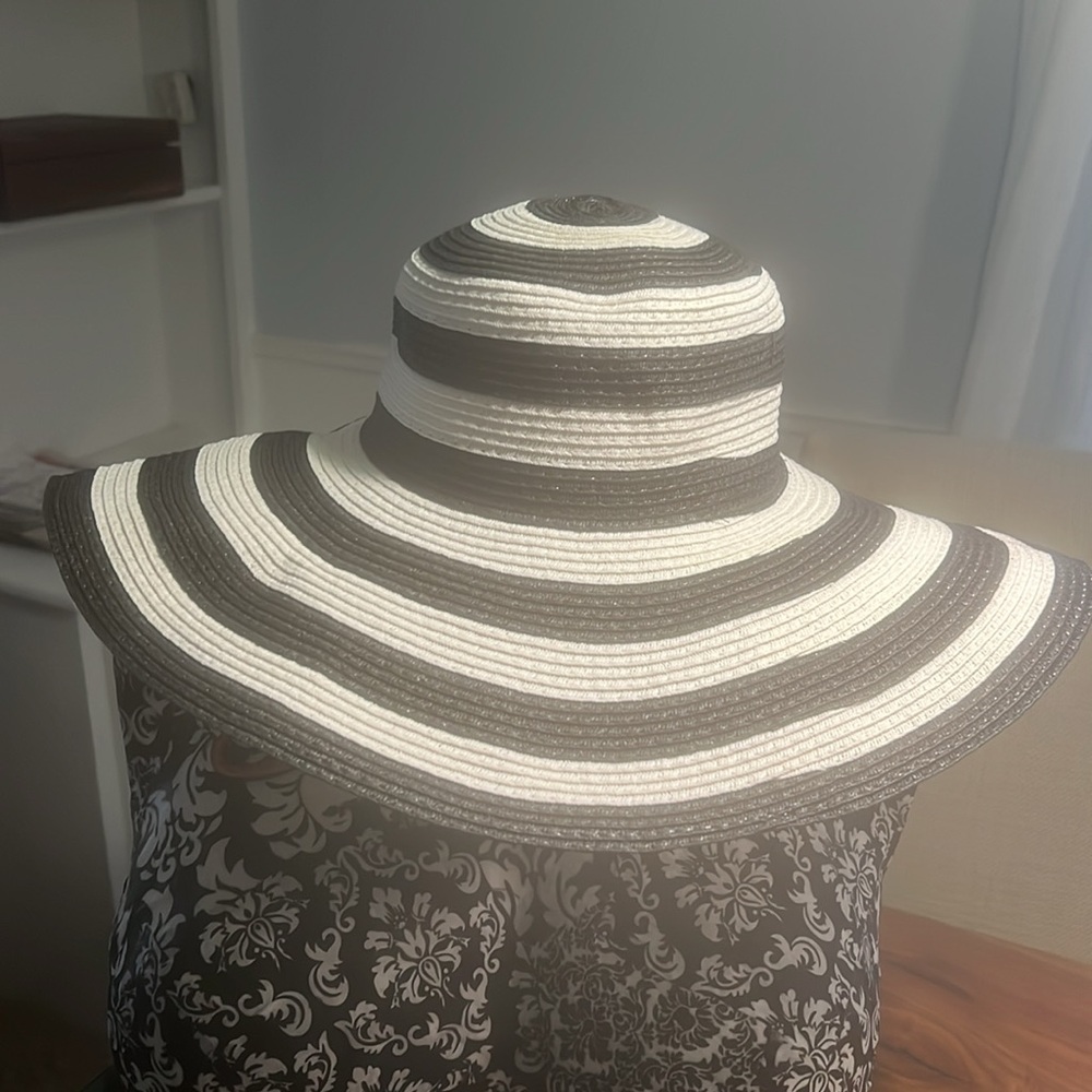 Black and white Women Resort
Wear Straw Hat.